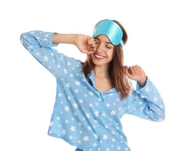 美しい女性は白い背景にパジャマと睡眠マスクを着ています 就寝時間 — ストック写真