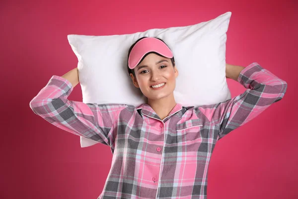 Krásná žena s polštářem na růžovém pozadí. Čas jít spát — Stock fotografie