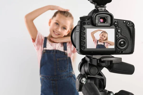 Roztomilý Malý Blogger Nahrávání Videa Bílém Pozadí Zaměření Kameru — Stock fotografie