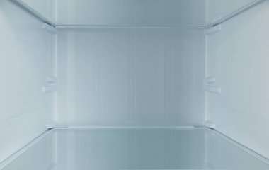 Boş modern buzdolabı rafı, yakın çekim manzarası