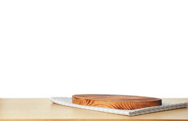 Katlanmış mutfak havlusu ve ahşap masada tahta kesme tahtası. Boşluk