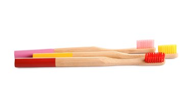 Yumuşak tüylü doğal bambu diş fırçaları beyaza izole edilmiş.