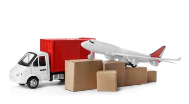 Beyaza izole edilmiş kutuları olan farklı lojistik nakliyat. Kim?