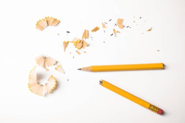 Kırık kalem ve beyaz arka planda talaş, üst görünüm