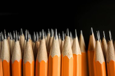 Siyah arkaplanda keskin grafit kalemler, yakın plan