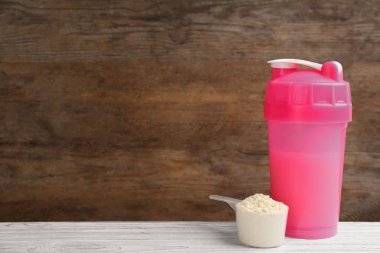 Protein karışımı ve toz beyaz tahta masa üzerinde, metin için boşluk