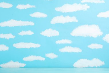 Duvarın yanındaki ahşap masa, mavi gökyüzü boyalı. Bebek odası için fikir