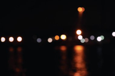 Gece iskele görüşü bulanık. Bokeh etkisi