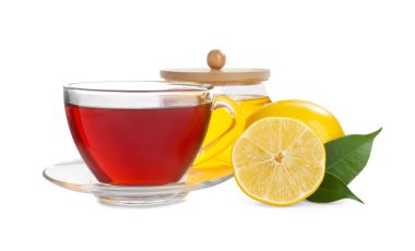 Beyaz arka planda bal ve limonlu taze çay.