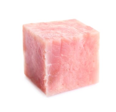 Beyaz üzerine izole edilmiş lezzetli taze jambon küpü.
