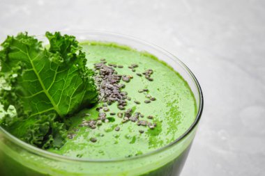 Hafif arka planda chia tohumlu lezzetli lahana püresi, yakın plan.