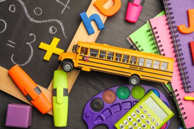 Siyah sırtlı sarı okul otobüsü modeli ile düz kompozisyon