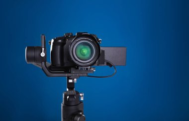 Mavi arka planda modern profesyonel video kamera