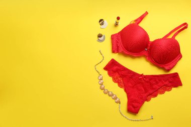Sarı arka planda seksi kadın iç çamaşırları olan düz kompozisyon, metin için boşluk