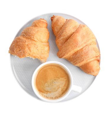 Taze kruvasan ve kahve beyaz üzerine izole edilmiş, üst manzara.