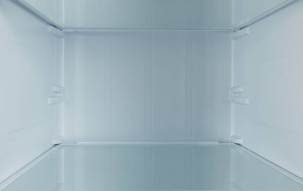 Полка с пустым современным холодильником, вид крупным планом
