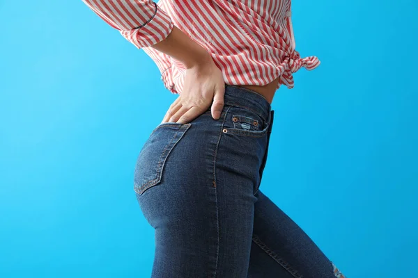 Frau trägt Jeans auf blauem Hintergrund, Nahaufnahme — Stockfoto