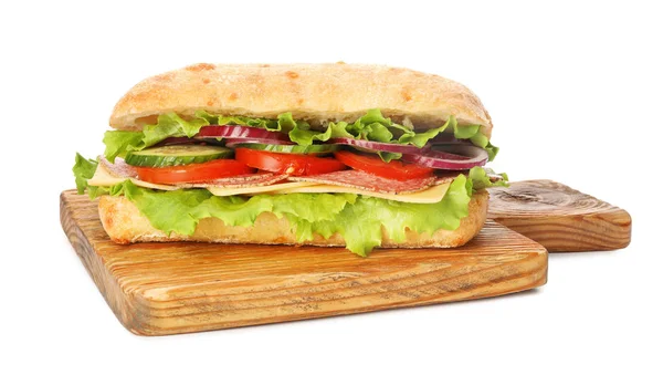 Delicioso sándwich con verduras frescas y salami aislado en — Foto de Stock