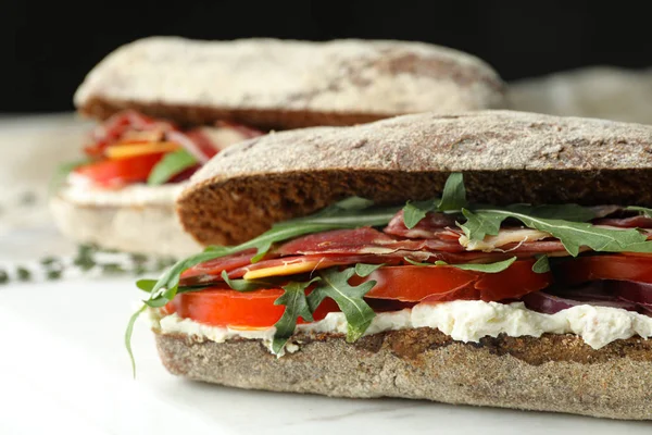 Läckra Smörgåsar Med Färska Grönsaker Och Prosciutto Vitt Bord Närbild — Stockfoto