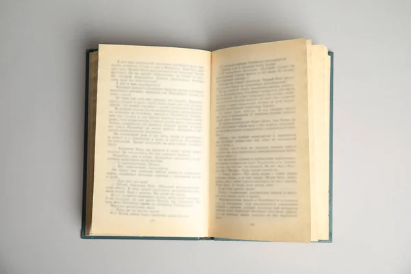 Open boek over lichtgrijze achtergrond, bovenaanzicht. Ruimte voor tekst — Stockfoto