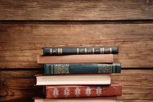 Gyűjteménye különböző könyvek fa háttér — Stock Fotó