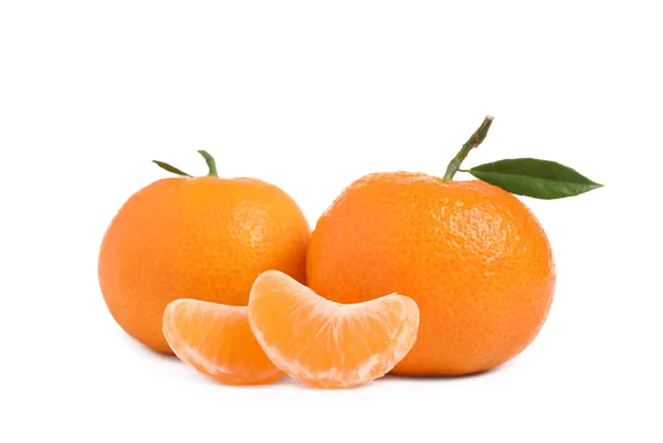 Verse Rijpe Mandarijnen Met Blad Geïsoleerd Wit Citrusvruchten — Stockfoto