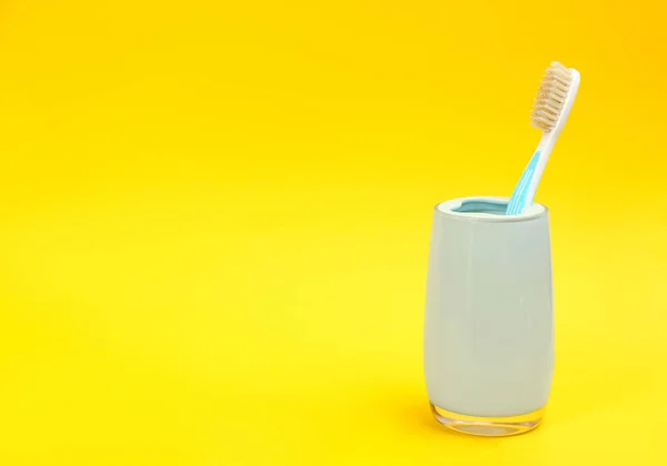 Escova Dentes Cerda Natural Suporte Sobre Fundo Amarelo Espaço Para — Fotografia de Stock