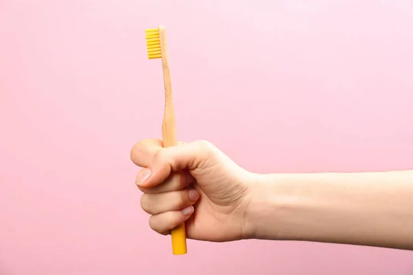 Mulher Segurando Escova Dentes Bambu Fundo Rosa Close — Fotografia de Stock