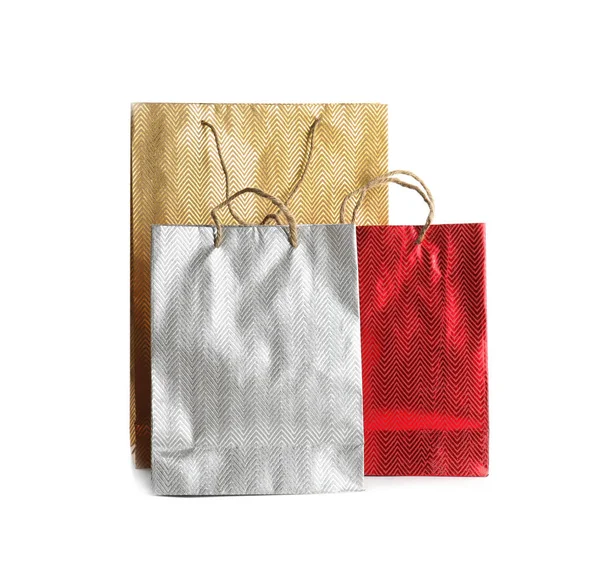 Sacos de compras de papel de cor isolados em branco. Espaço para design — Fotografia de Stock