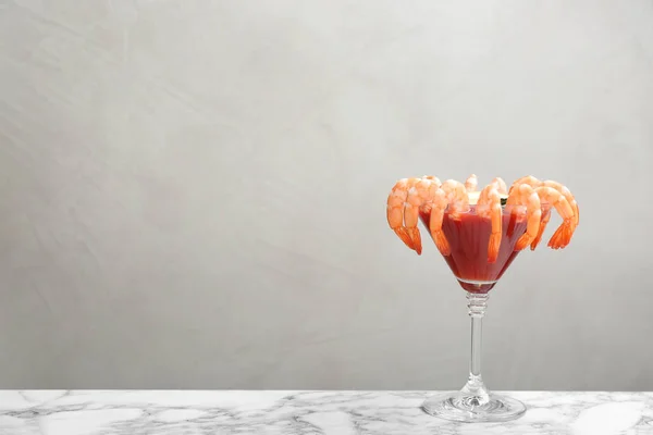 Cóctel de camarones con salsa de tomate sobre mesa de mármol. Espacio para tex —  Fotos de Stock