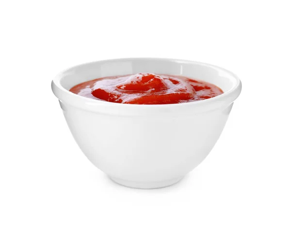 Sabrosa salsa de tomate en un tazón aislado en blanco — Foto de Stock