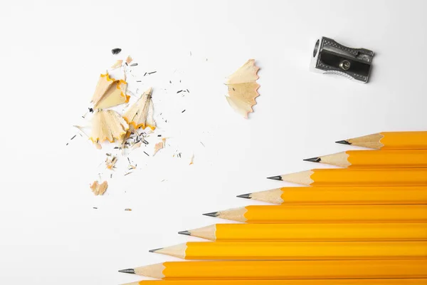 Grafit ceruzák, forgácsok és élező fehér alapon, hogy — Stock Fotó