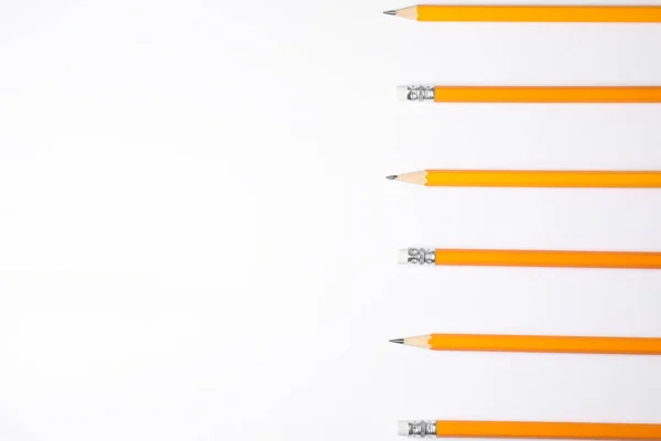 Γραφίτη μολύβια σε λευκό φόντο, πάνω όψη. Χώρος για κείμενο — Φωτογραφία Αρχείου