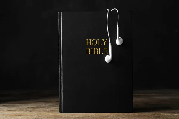 Biblia Auriculares Mesa Madera Audiolibro Religioso —  Fotos de Stock