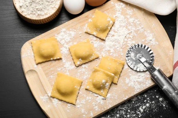 Flat lay composition with raw ravioli on grey table. Italian pas — Stock Photo, Image