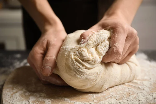 Donna che batte la pasta a tavola, primo piano. Fare la pasta — Foto Stock