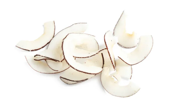 Куча вкусных кокосовых чипсов, изолированных на белом — стоковое фото