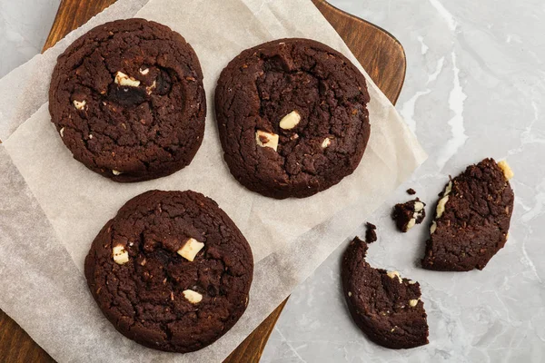 Deliciosas galletas de chocolate sobre mesa de mármol, planas — Foto de Stock