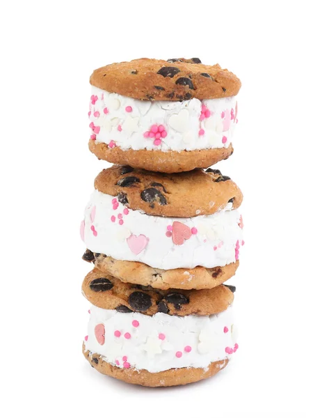 Süße leckere Eis-Cookie-Sandwiches isoliert auf weiß — Stockfoto