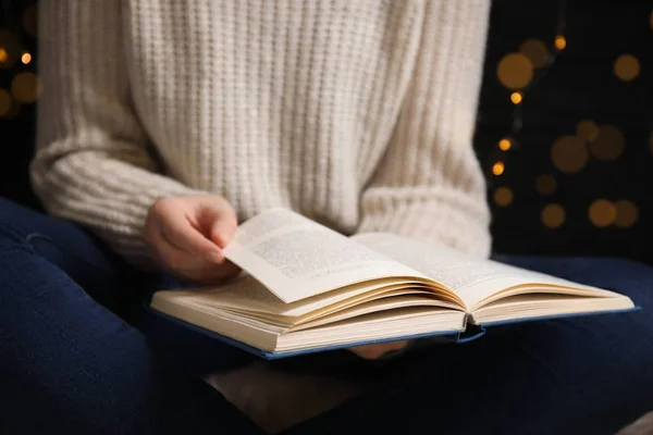 Jonge vrouw die thuis boek leest, close-up — Stockfoto