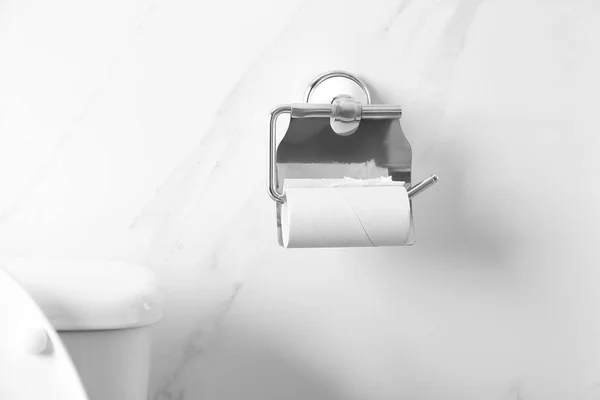 Halter Mit Leerer Toilettenpapierrolle Wand Badezimmer — Stockfoto