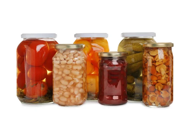 Glazen potten van verschillende gepekelde groenten geïsoleerd op wit — Stockfoto