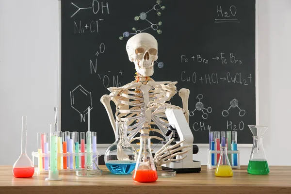 Sınıfta Iskelet Farklı Kimya Camları Var — Stok fotoğraf
