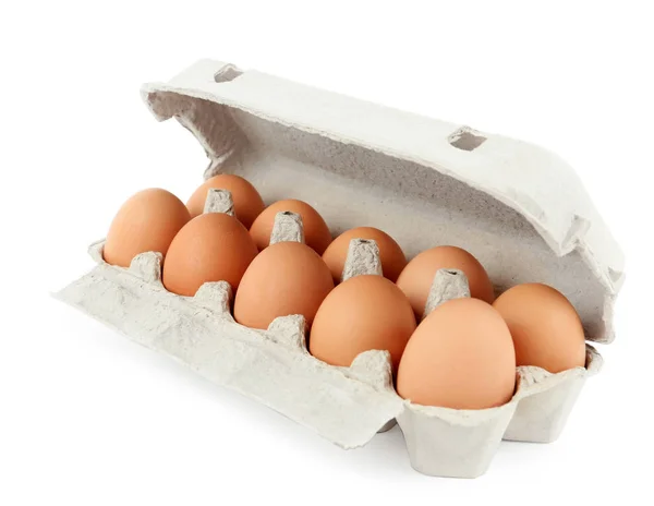 Сырые куриные яйца в коробке, изолированные на белом — стоковое фото