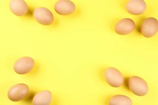 Telur Ayam Mentah Dengan Latar Belakang Kuning Berbaring Rata Ruang — Stok Foto