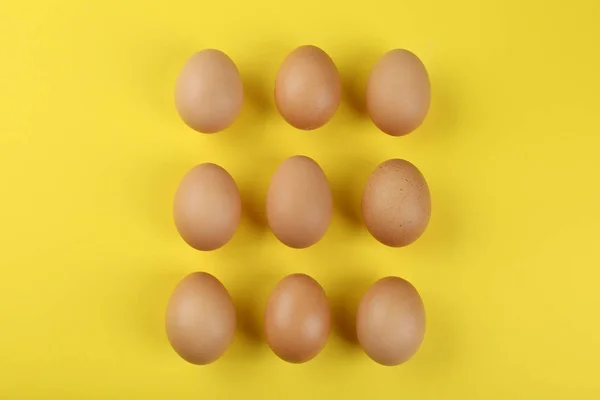 Telur Ayam Mentah Pada Latar Belakang Kuning Berbaring Rata — Stok Foto