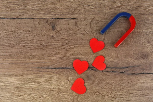 Magneet Rode Hartjes Houten Tafel Plat Gelegd Ruimte Voor Tekst — Stockfoto