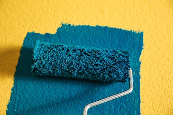 Painting yellow wall with blue dye, closeup view — Stock Photo, Image