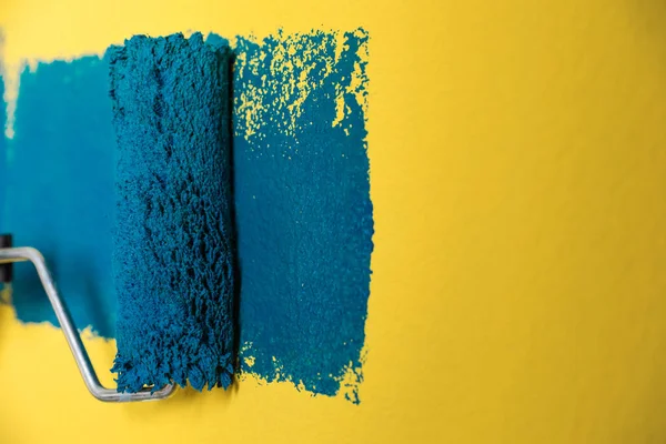 Pittura parete gialla con tintura blu, primo piano — Foto Stock