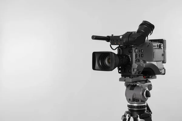 Moderní Profesionální Videokamera Světlém Pozadí Mezera Pro Text — Stock fotografie